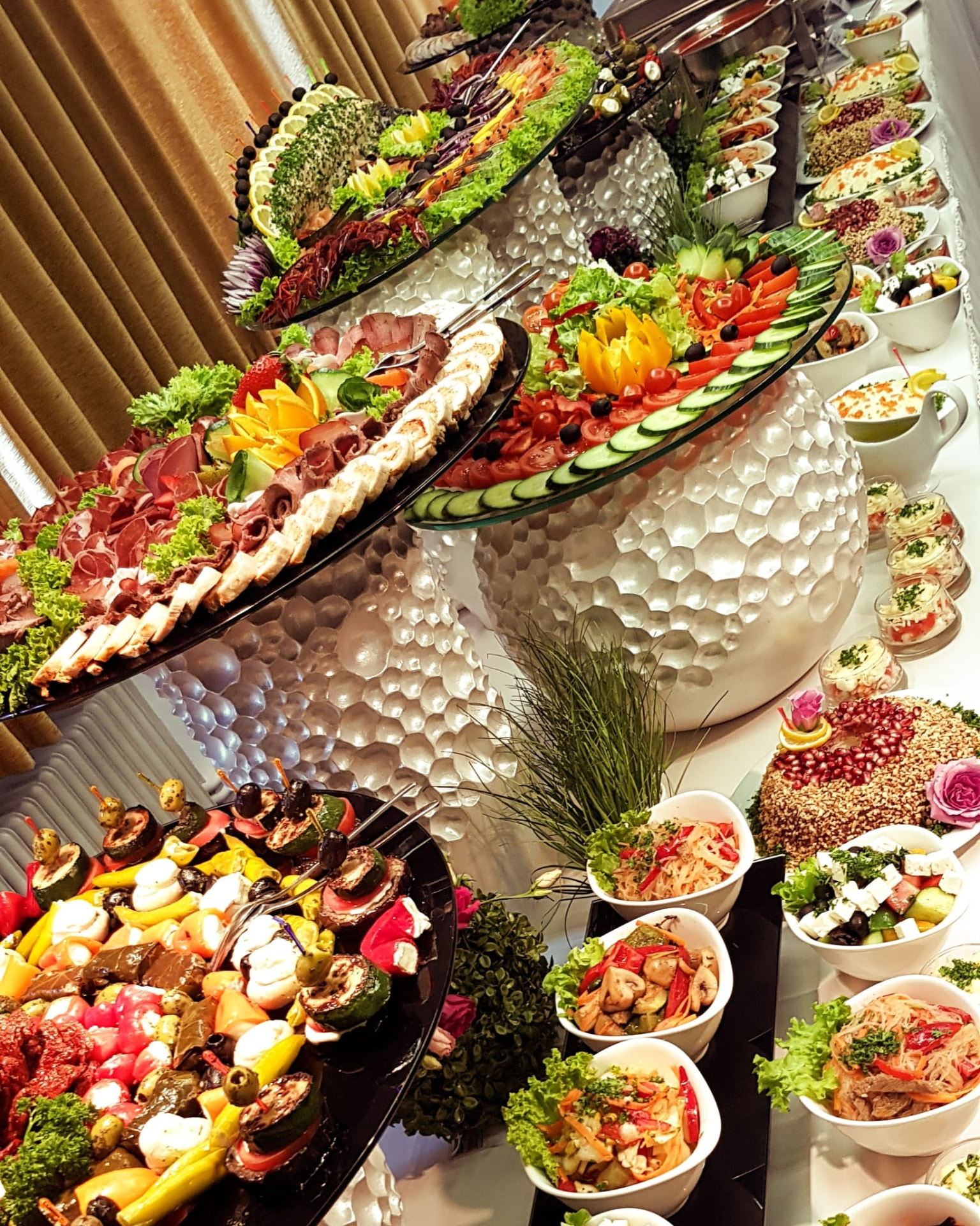 Großes Festbuffet mit Fleisch- und Gemüseplatten