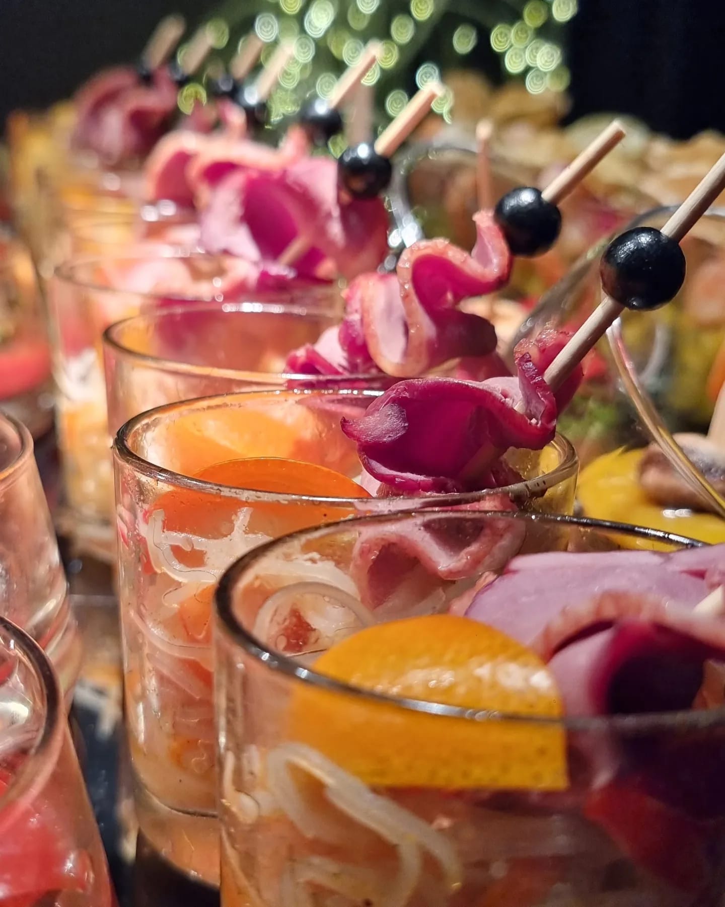 Vorspeisen im Glas mit Schinken und Oliven