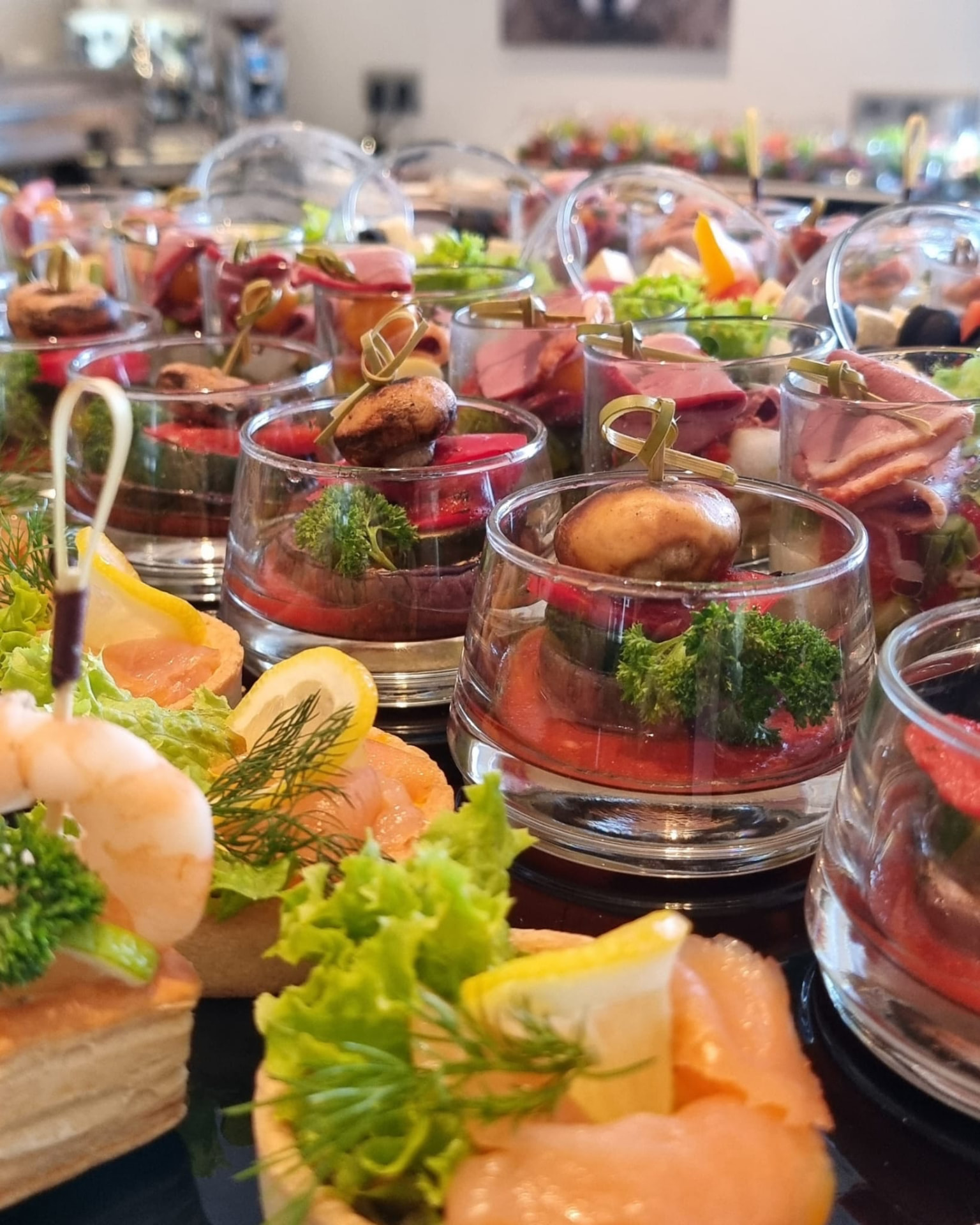 Fingerfood im Glas mit Roastbeef und Lachs