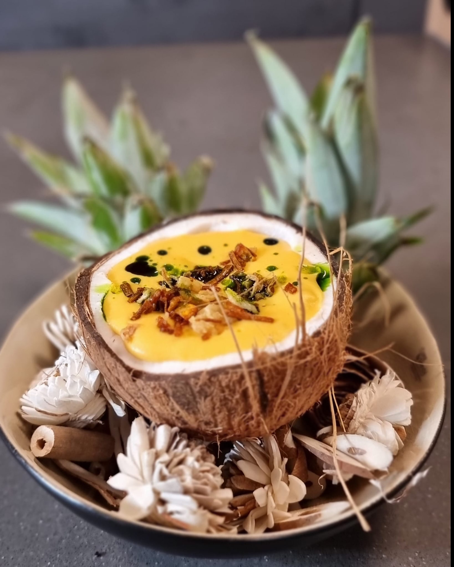 Suppe in der Kokosnuss – Gourmet-Anrichtung
